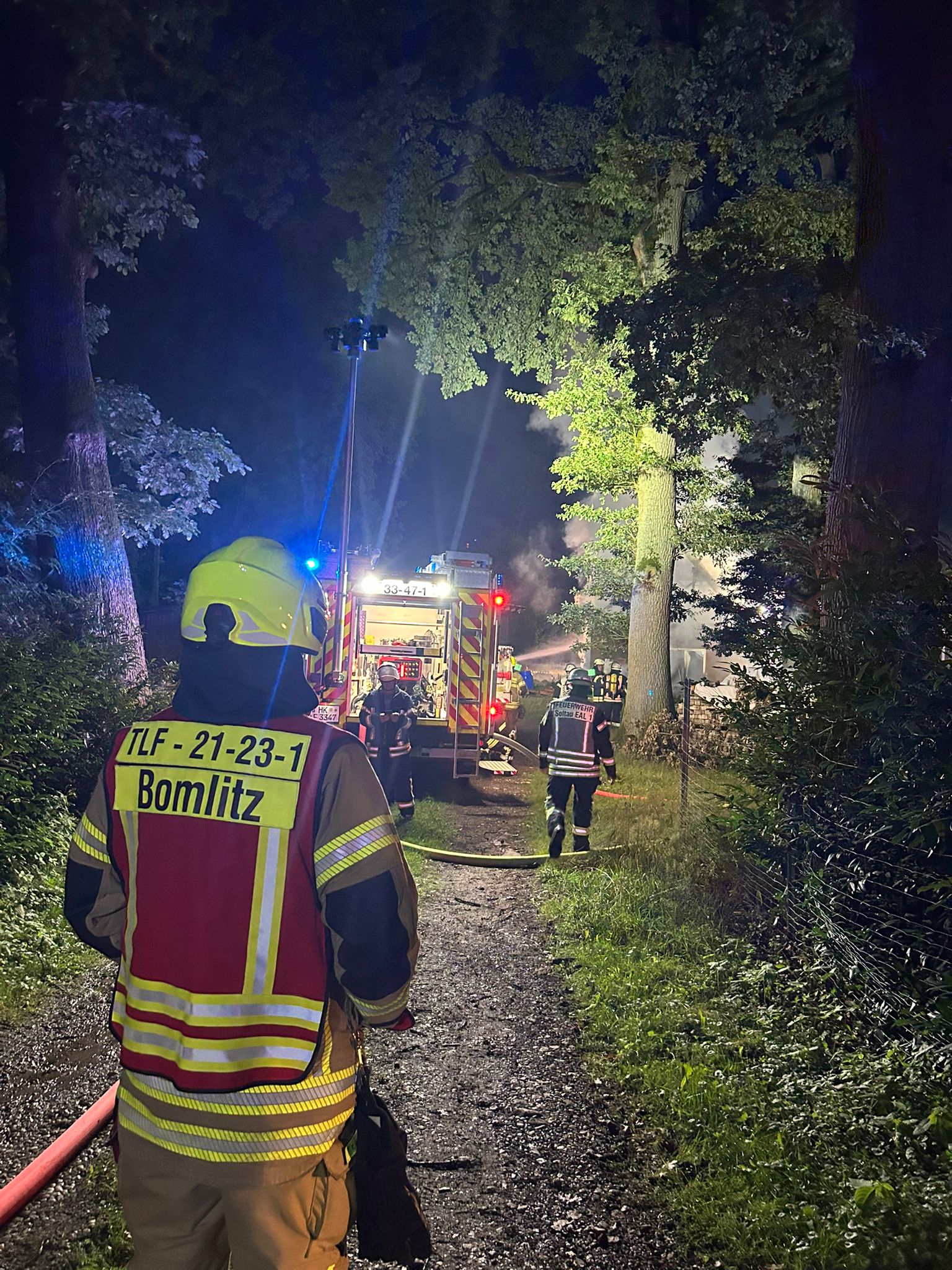 Feuerwehr bei nächtlichem Einsatz im Wald.
