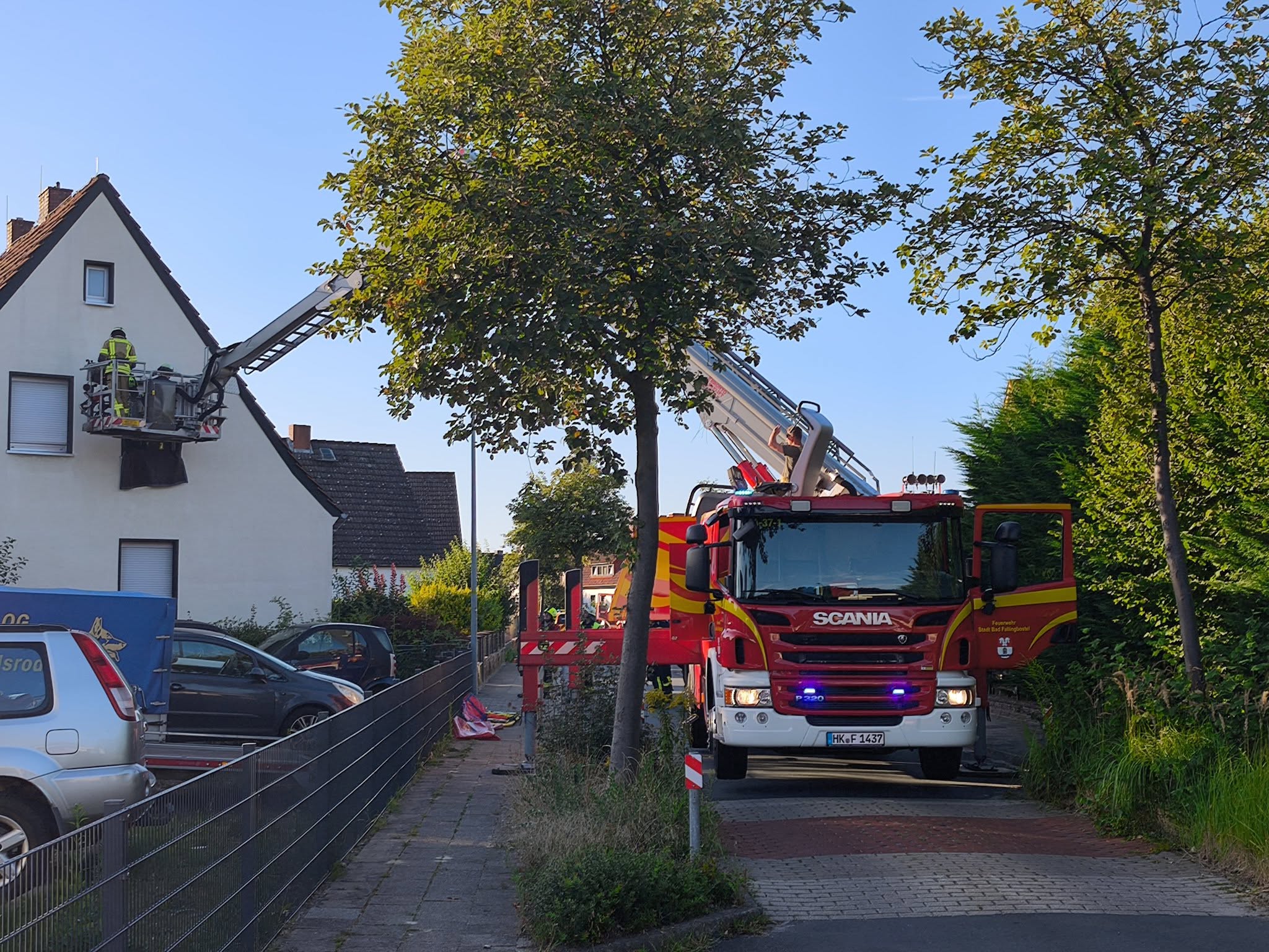 Feuerwehrleiter im Einsatz bei Haus.