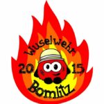 Logo mit rotem Maskottchen im Flammenhintergrund.