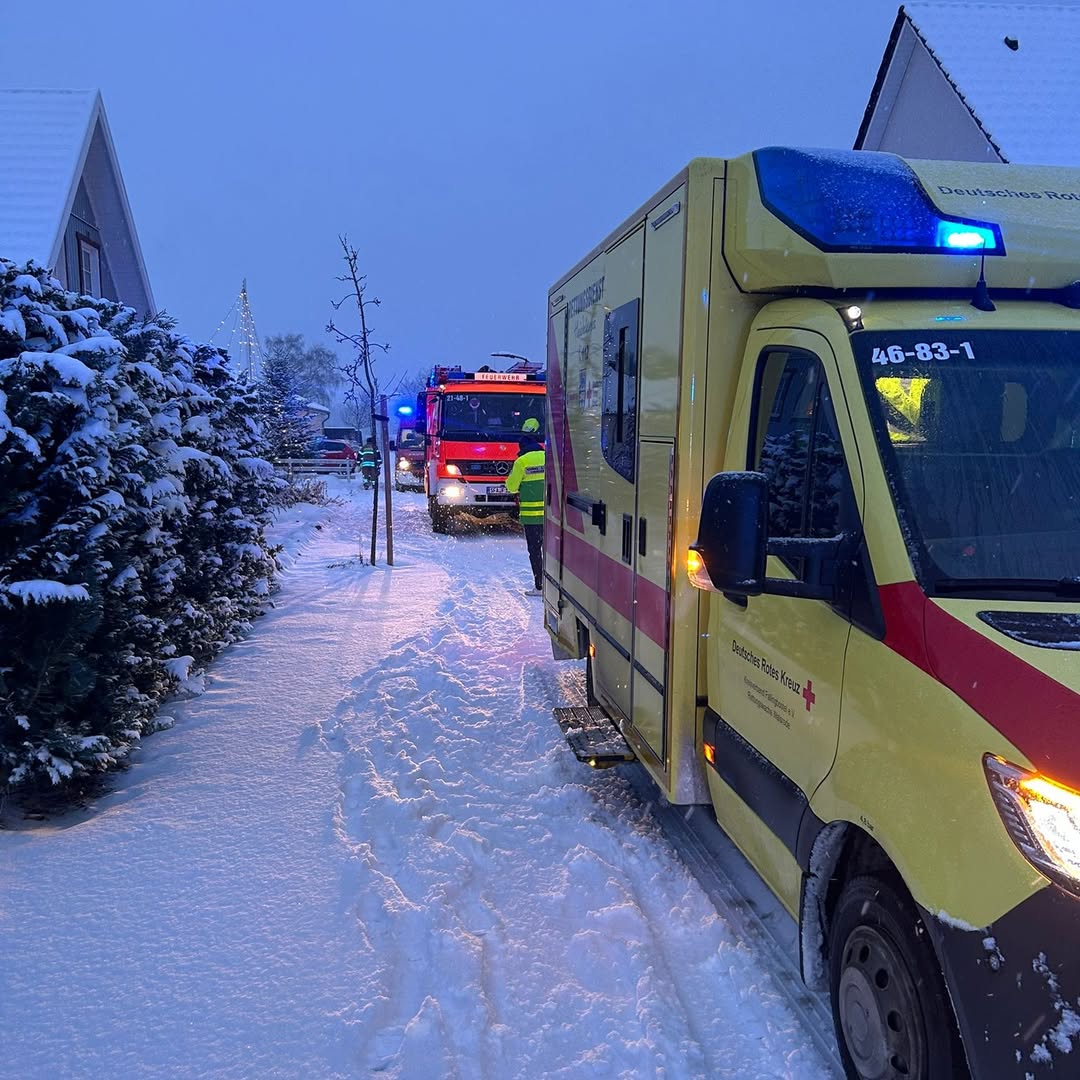 Rettungsfahrzeuge im Schnee bei einem Einsatz