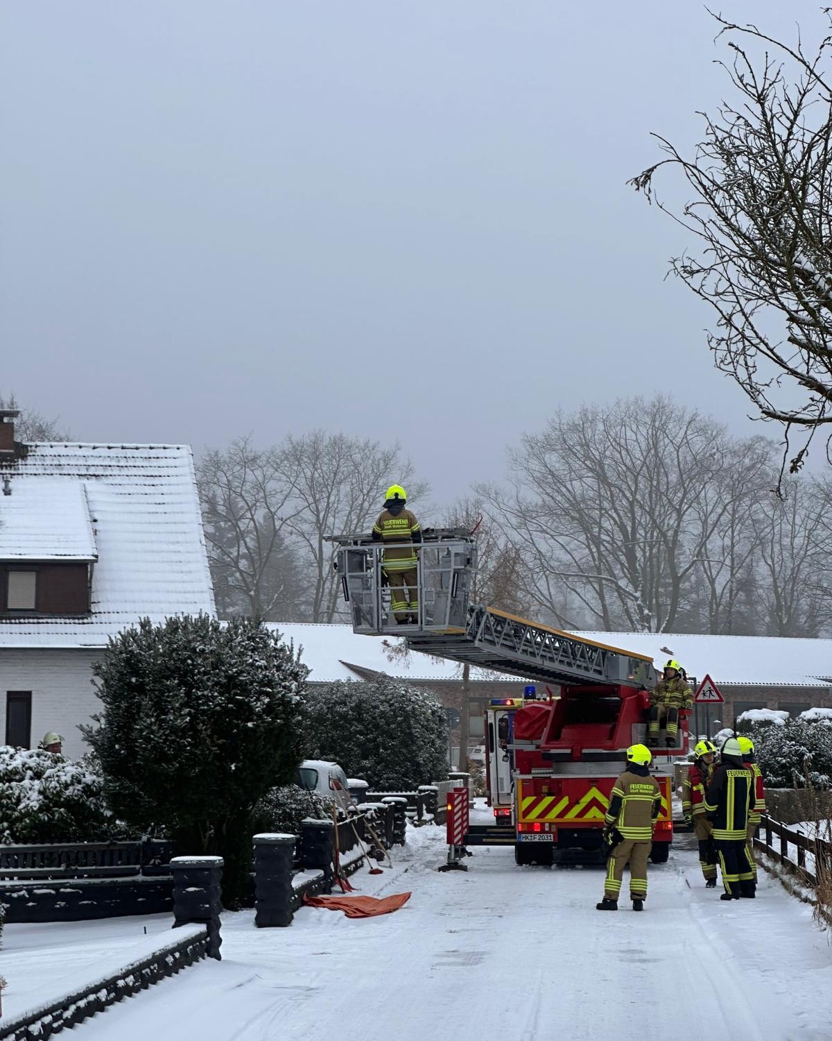 Feuerwehr im Einsatz auf verschneiter Straße