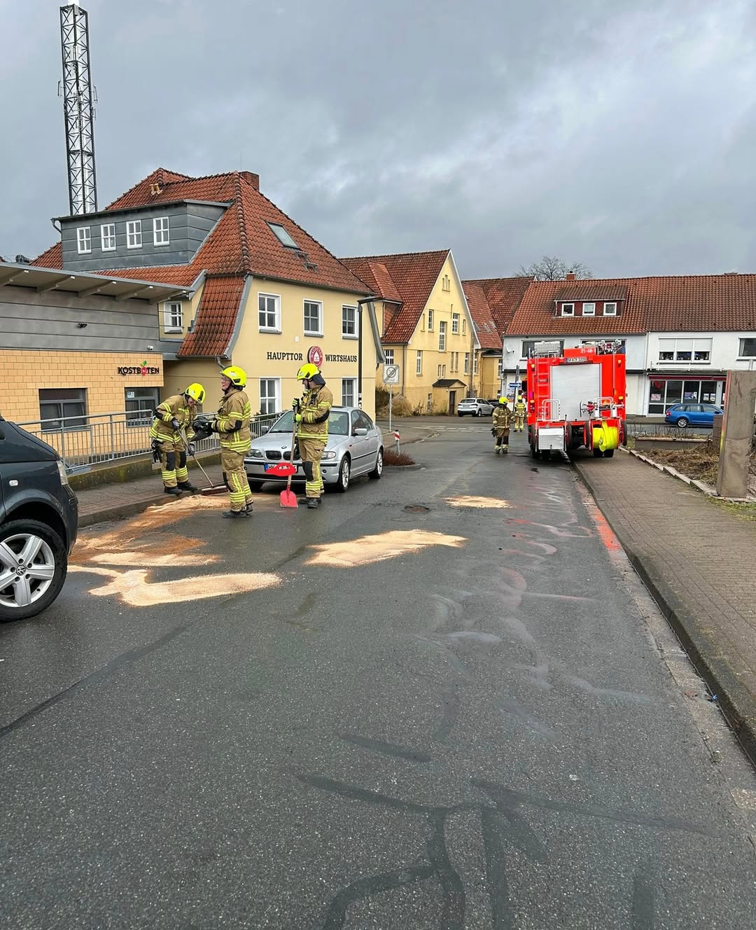Feuerwehr beseitigt Ölspur auf Straße.