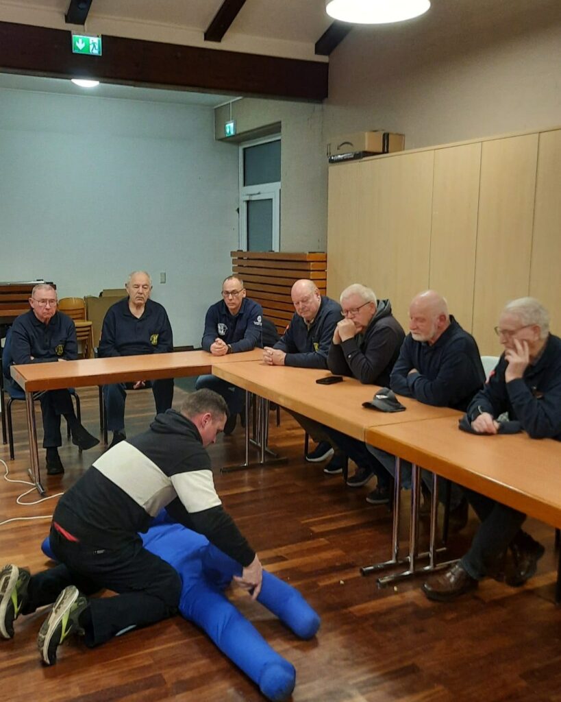 Erste-Hilfe-Übung mit Übungspuppe.