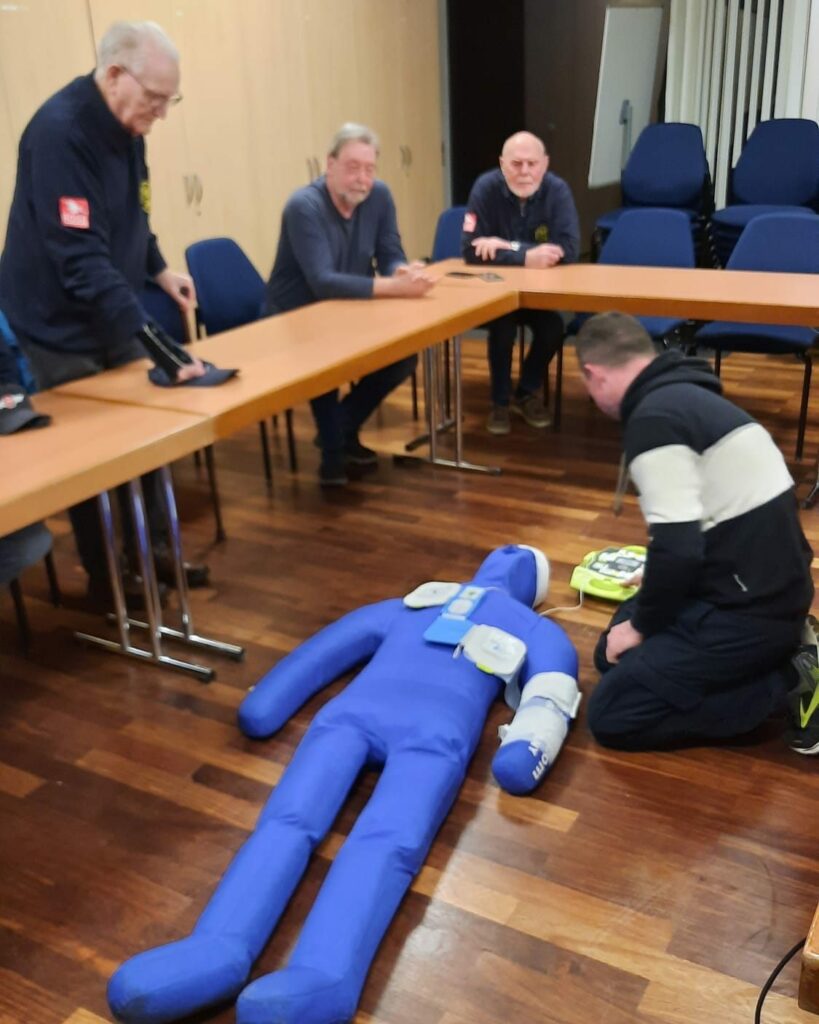 Männliche Teilnehmer bei Erster-Hilfe-Übung