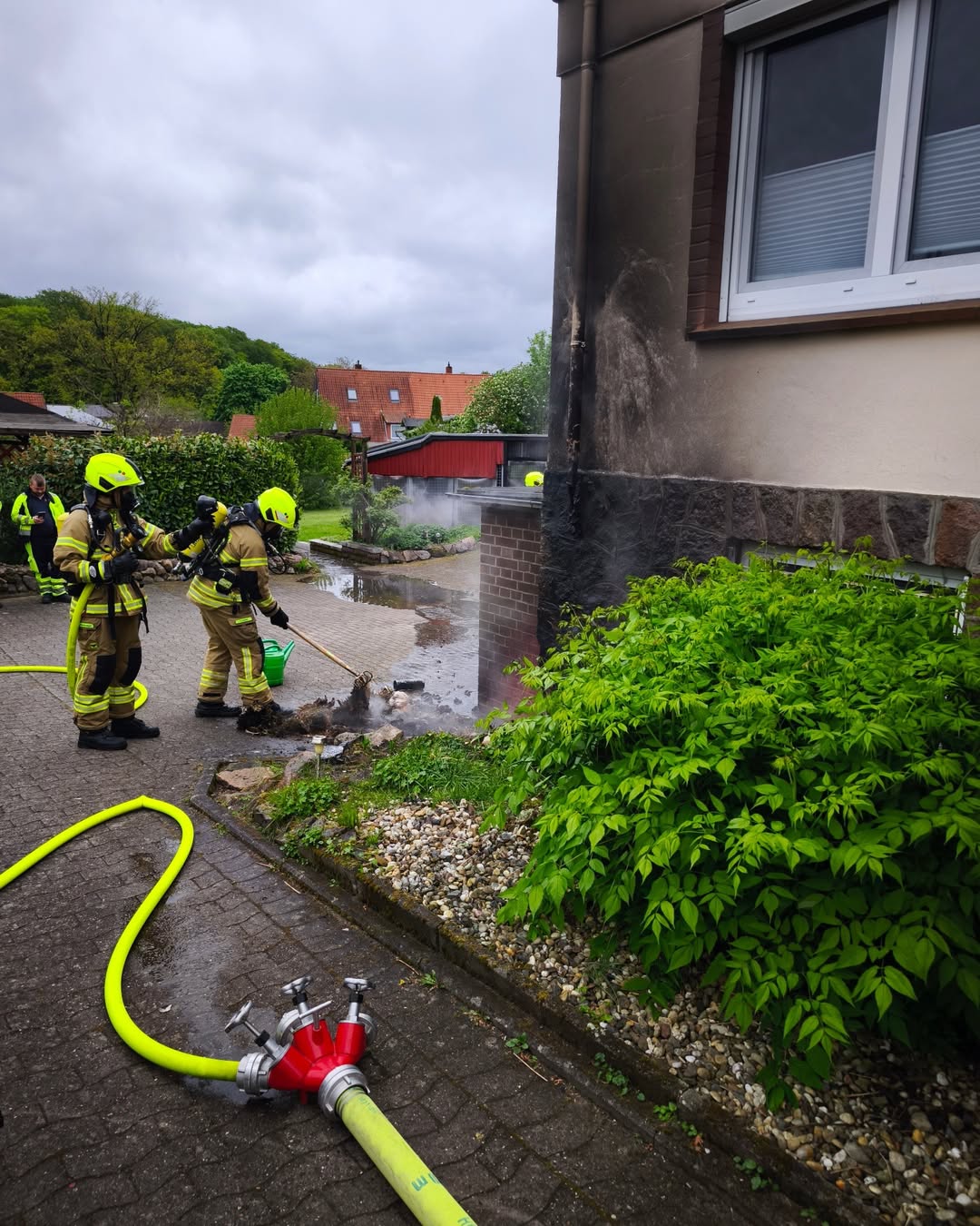 Feuerwehr löscht Brand an Hausfassade
