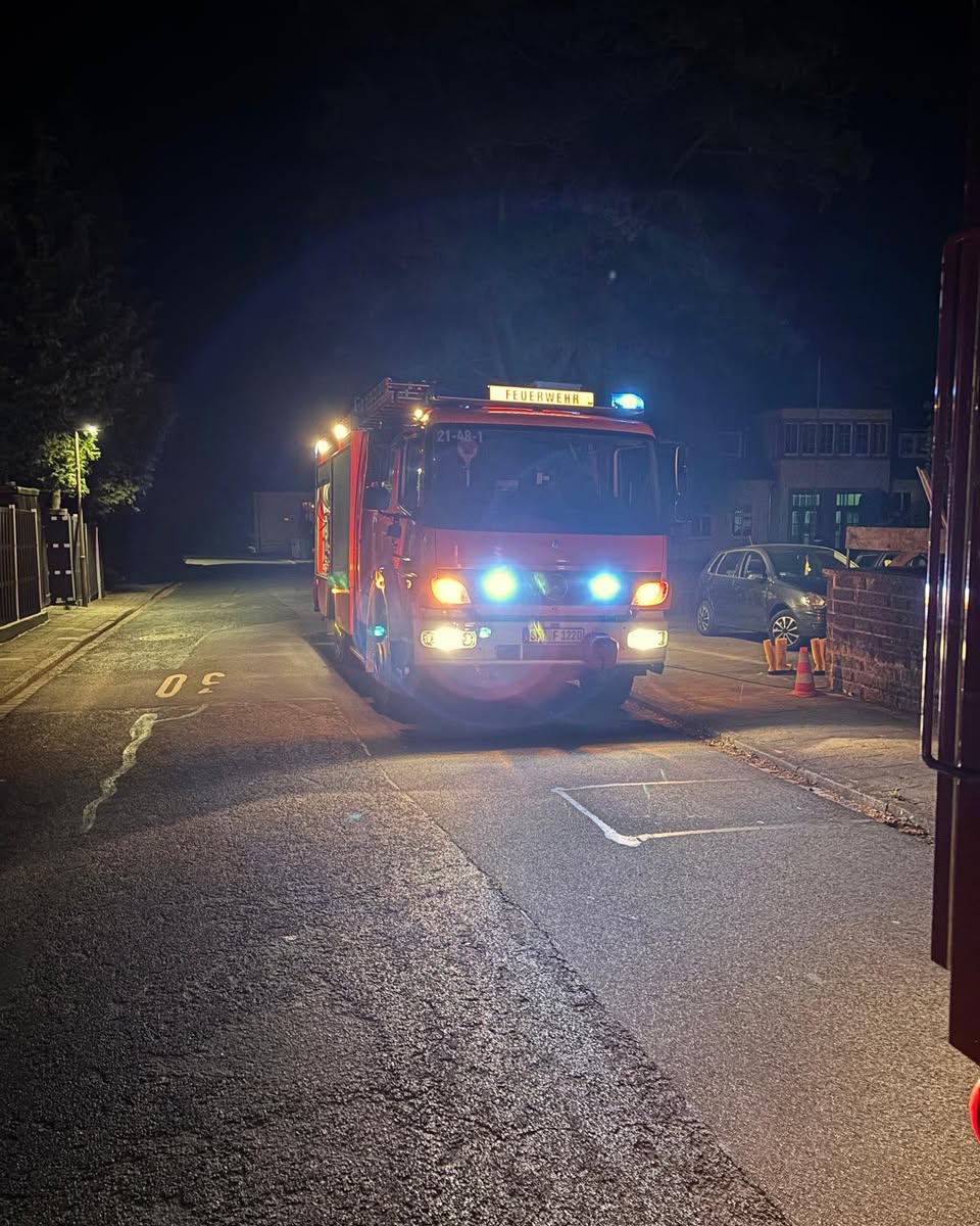 Feuerwehrfahrzeug mit Blaulicht bei Nacht