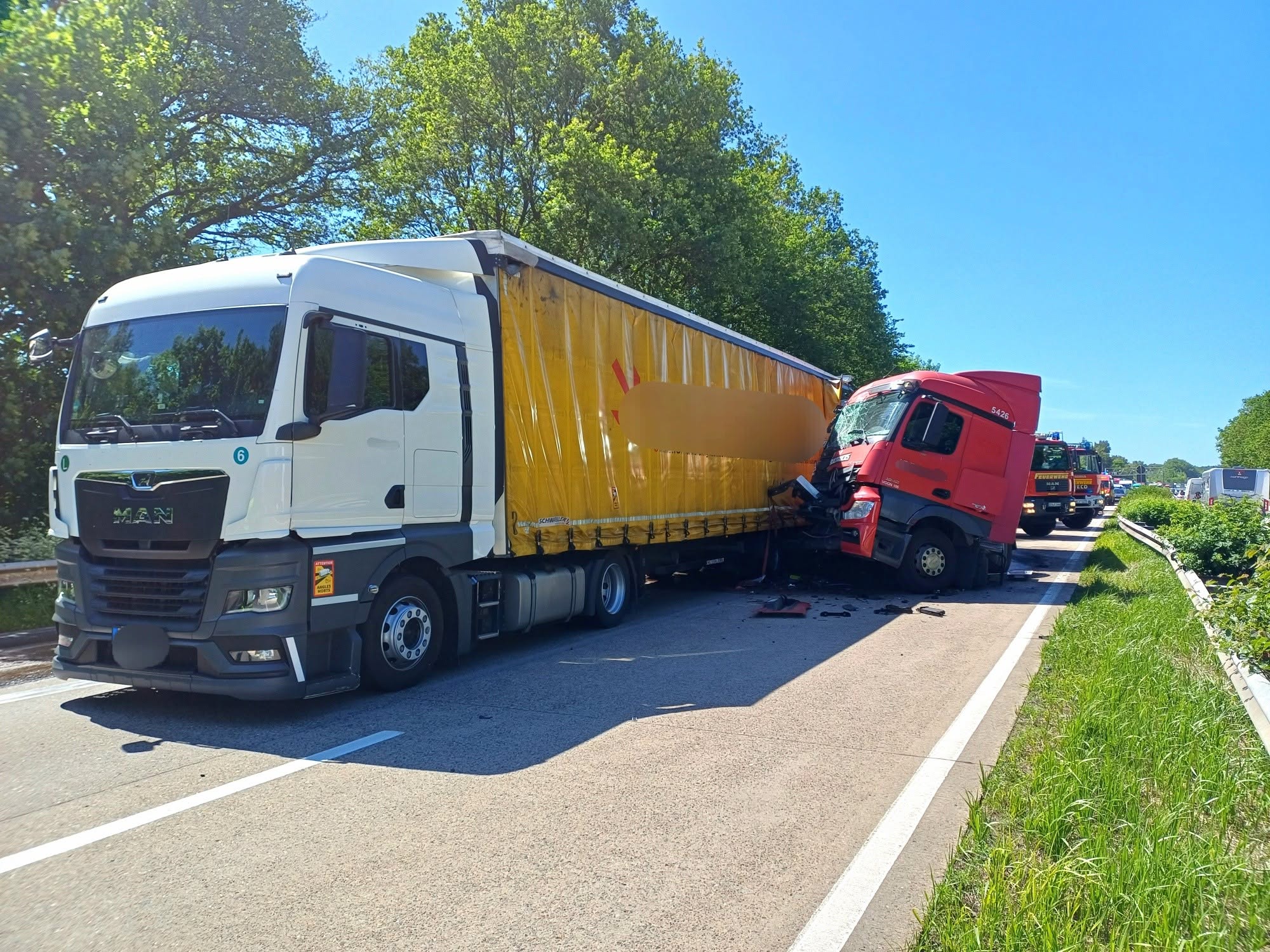 LKW-Unfall auf Autobahn mit Feuerwehr im Einsatz