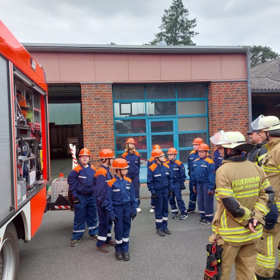 Jugendfeuerwehr Übung vor Feuerwehrhaus
