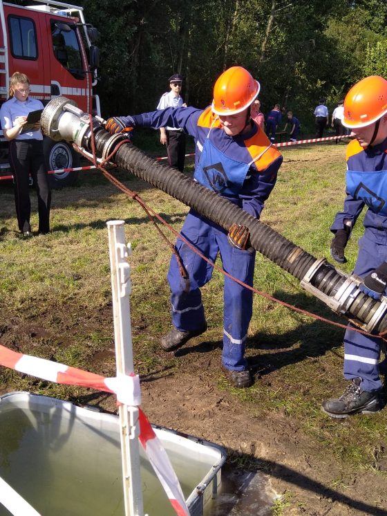 Jugendfeuerwehr bei einer Übung im Freien.